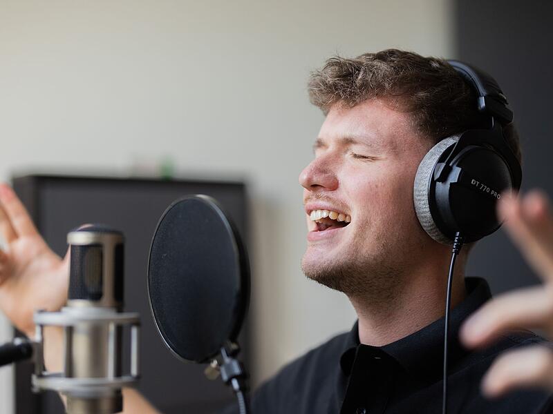 Julian Sommer in seinem Tonstudio