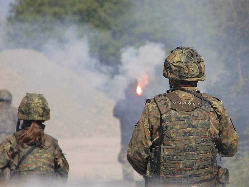 Schnell schaukelte sich die Stimmung zwischen den Heimatschutz-Reservisten und der Zivilbevölkerung hoch. Schnell schaukelte sich die Stimmung zwischen den Heimatschutz-Reservisten und der Zivilbevölkerung hoch.