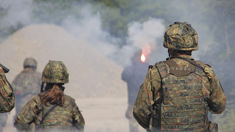 Schnell schaukelte sich die Stimmung zwischen den Heimatschutz-Reservisten und der Zivilbev&ouml;lkerung hoch.