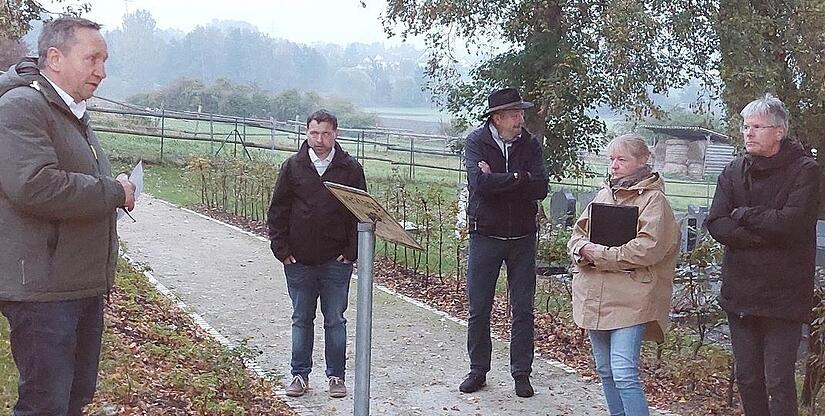 Die Baumaßnahmen am Oberrodacher Friedhof erläuterten die Landschaftsarchitekten Angelika Droll-Lauenstein und Götz Lauenstein (beide rechts im Bild) dem Marktgemeinderat Marktrodach.