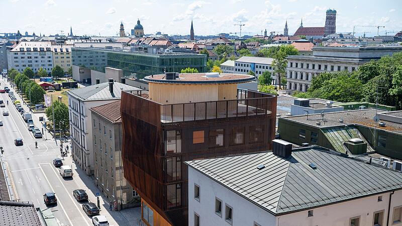Schlüsselübergabe für Kinderoase an der Uni München Schlüsselübergabe für Kinderoase an der Uni München