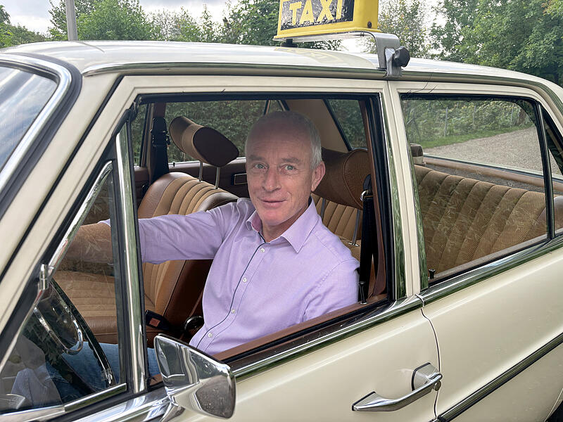 Andreas Schneider am Steuer seines Oldtimers: Den Mercedes-Benz 200D besitzt er schon seit 2006.Forchheim & Fränkische Schweiz Andreas Schneider am Steuer seines Oldtimers: Den Mercedes-Benz 200D besitzt er schon seit 2006.