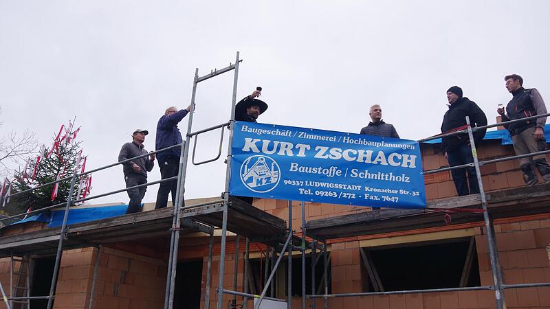 Richtfest f&uuml;r die Sanierung und Erweiterung der Hermann-S&ouml;llner-Halle