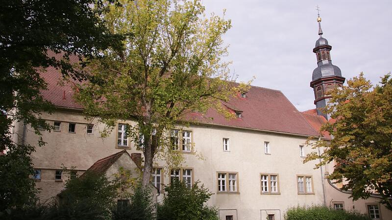 Der Kreis will das frühere Kloster Hausen als Notunterkunft für Geflüchtete  nutzen. Im Stadtrat gefällt das einigen nicht.