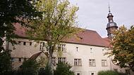 Der Kreis will das fr&uuml;here Kloster Hausen als Notunterkunft f&uuml;r Gefl&uuml;chtete  nutzen. Im Stadtrat gef&auml;llt das einigen nicht.