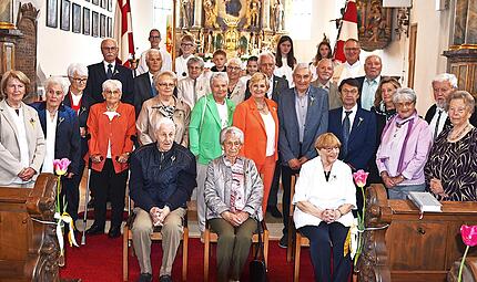 Den ältesten Jubilarinnen und Jubilaren war ihr Erstkommuniontag vor 70, 75 und 80 Jahren noch in guter Erinnerung. Den ältesten Jubilarinnen und Jubilaren war ihr Erstkommuniontag vor 70, 75 und 80 Jahren noch in guter Erinnerung.