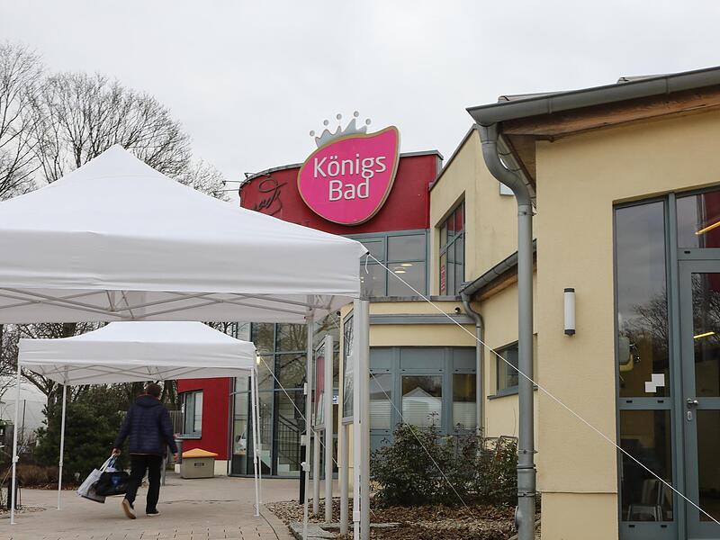 Am K&ouml;nigsbad-Eingang, wo derzeit noch provisorische Pavillons aufgestellt sind, soll nach dem Umbau ein Vordach errichtet werden.Forchheim & Fr&auml;nkische Schweiz