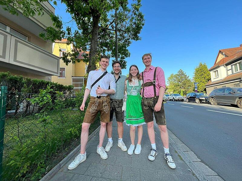 Viele kommen in Dirndl und LederhoseDas war der erste Annafest-Abend