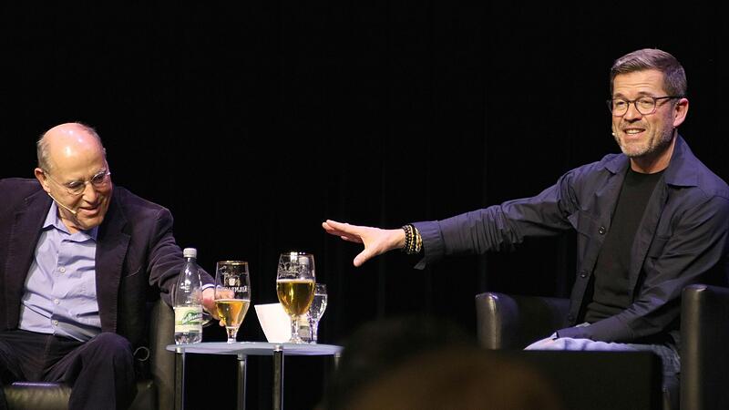 Gregor Gysi und Karl-Theodor zu Guttenberg (rechts) trafen in der Kulmbacher Stadthalle aufeinander. Es war kein Streitgespräch, sondern ein Diskurs auf Augenhöhe. Gregor Gysi und Karl-Theodor zu Guttenberg (rechts) trafen in der Kulmbacher Stadthalle aufeinander. Es war kein Streitgespräch, sondern ein Diskurs auf Augenhöhe.