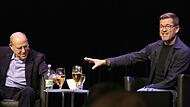 Gregor Gysi und Karl-Theodor zu Guttenberg (rechts) trafen in der Kulmbacher Stadthalle aufeinander. Es war kein  Streitgespräch, sondern ein Diskurs auf Augenhöhe.
