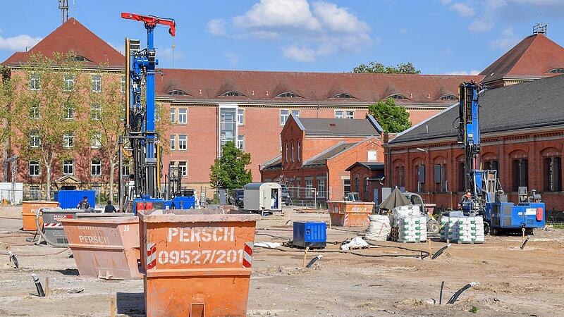 Zwischen Post- und Reithalle werden 40 Löcher mit je 70 Metern Tiefe gebohrt, um die Lagarde künftig mit Energie aus Geothermie zu versorgen. Hier soll bis 2024 ein Kulturhof in der Größe des Maxplatzes entstehen. Zwischen Post- und Reithalle werden 40 Löcher mit je 70 Metern Tiefe gebohrt, um die Lagarde künftig mit Energie aus Geothermie zu versorgen. Hier soll bis 2024 ein Kulturhof in der Größe des Maxplatzes entstehen.