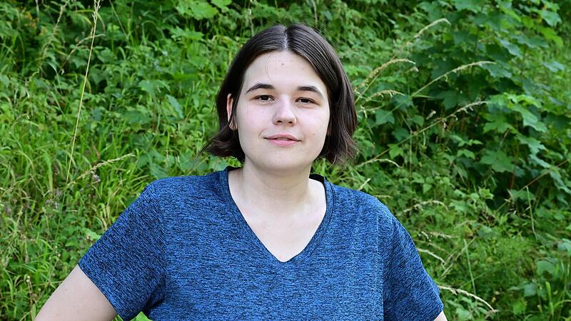 Die 33-jährige Ramona aus Hof erlitt eine lebensgefährliche Thrombose nach der Impfung mit dem Astra-Seneca-Impfstoff. Vorher war sie völlig gesund, jetzt sagt sie: „Ans Ausgehen mit Freunden ist nicht mehr zu denken.“ Die 33-jährige Ramona aus Hof erlitt eine lebensgefährliche Thrombose nach der Impfung mit dem Astra-Seneca-Impfstoff. Vorher war sie völlig gesund, jetzt sagt sie: „Ans Ausgehen mit Freunden ist nicht mehr zu denken.“