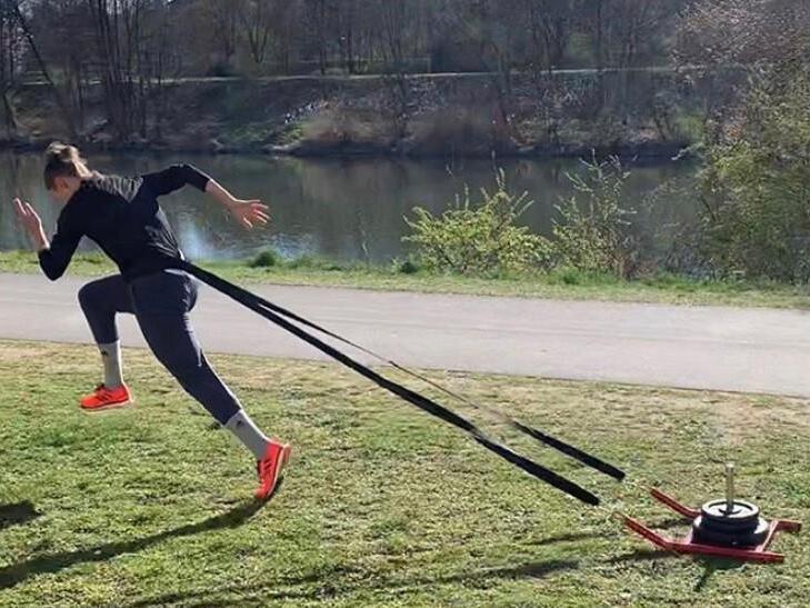 Als in der Corona-Phase kein Training in Hallen oder im Stadion möglich war, zog Gina Lückenkemper ihren mit Gewichten beschwerten Metallschlitten auf einer kleinen Grünflache am Kanal in Bamberg entlang. Als in der Corona-Phase kein Training in Hallen oder im Stadion möglich war, zog Gina Lückenkemper ihren mit Gewichten beschwerten Metallschlitten auf einer kleinen Grünflache am Kanal in Bamberg entlang.