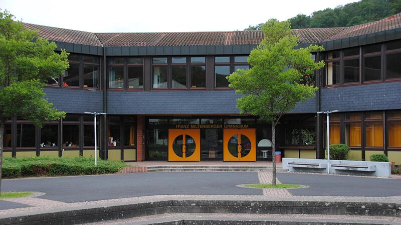 Das Franz-Miltenberger-Gymnasium in Bad Brückenau feiert mit einem Schulfest sein 100-jähriges Bestehen. Das Franz-Miltenberger-Gymnasium in Bad Brückenau feiert mit einem Schulfest sein 100-jähriges Bestehen.