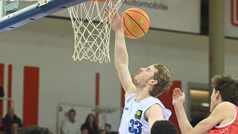Die Leistung des Norwegers Tobias Rotegaard für den BBC Coburg ist recht stabil, Topscorer gegen Erfurt wurde der US-Amerikaner Zach Hinton mit 21 Zählern. Die Leistung des Norwegers Tobias Rotegaard für den BBC Coburg ist recht stabil, Topscorer gegen Erfurt wurde der US-Amerikaner Zach Hinton mit 21 Zählern.