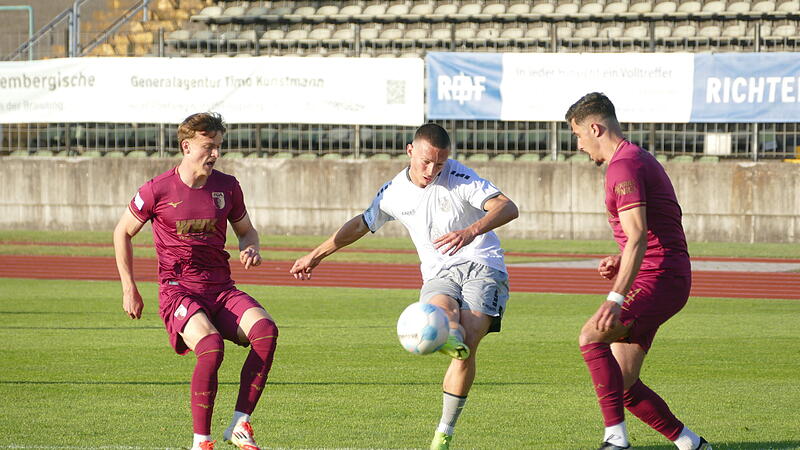 Trotz 1:0-Auswärtserfolg in Augsburg ist der FC Eintracht Bamberg (weiße Trikots) am Samstag sportlich abgestiegen.