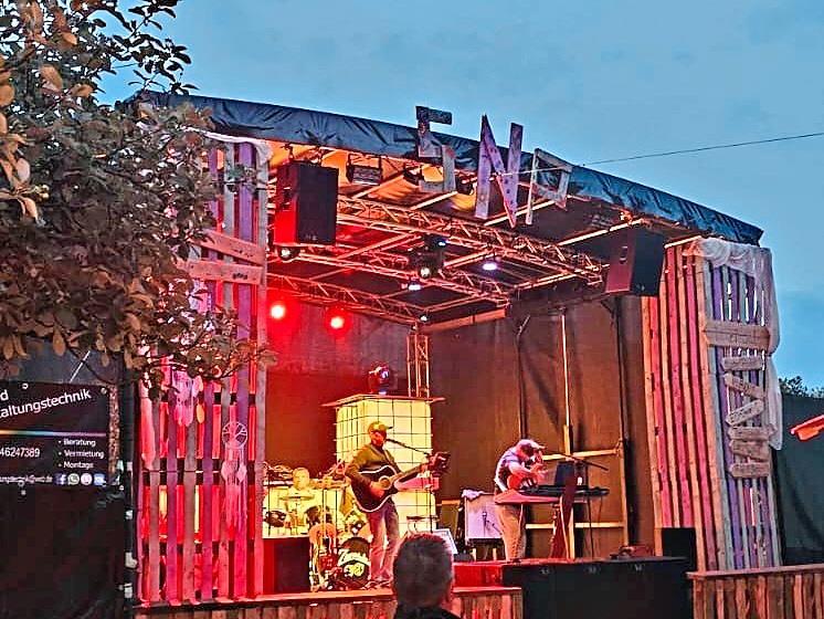 Die Partyband „Zufall“ bei der Sommernachtsparty in Bad Bocklet.Jugendverein im Markt Bad Bocklet e.V. Die Partyband „Zufall“ bei der Sommernachtsparty in Bad Bocklet.Jugendverein im Markt Bad Bocklet e.V.