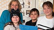 Kinder der 3. und 4. Klasse der Von-Lerchenfeld-Schule spendeten rund 216 Euro an das Kinderhilfswerk Unicef. Das Bild zeigt drei der Kinder mit Lehrerin Erika Fischer.