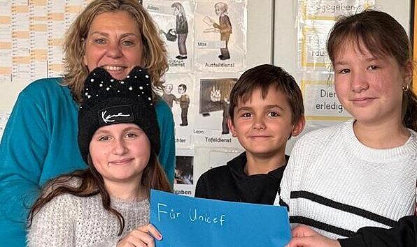 Kinder der Von-Lerchenfeld-Schule spenden an Unicef Kinder der 3. und 4. Klasse der Von-Lerchenfeld-Schule spendeten rund 216 Euro an das Kinderhilfswerk Unicef. Das Bild zeigt drei der Kinder mit Lehrerin Erika Fischer.