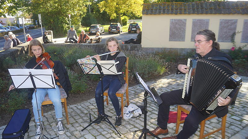 Einen w&uuml;rdigen musikalischen Rahmen lieferten (von links) Ida Ernwein (Geige), Agathe Kestler (Querfl&ouml;te) und Gerd Semle (Akkordeon, alle Gymnasium Wiesentheid).