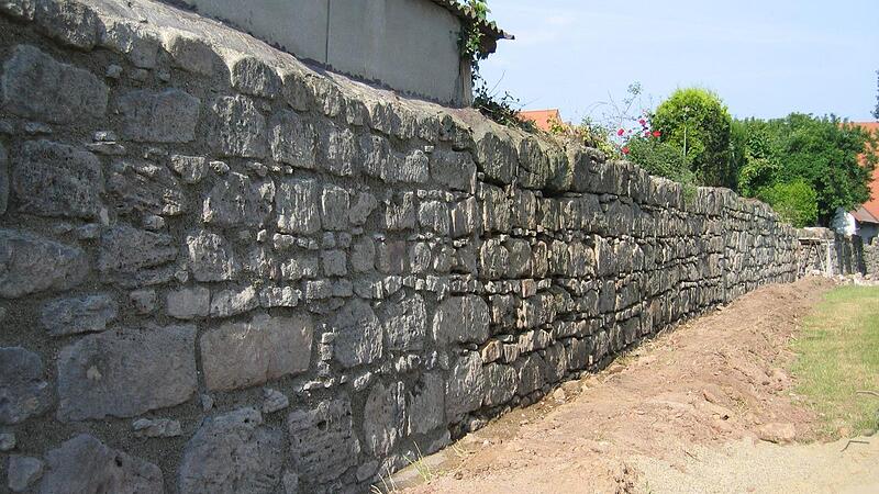 So sah die Herzogenauracher Stadtmauer vor ihrer Sanierung aus.