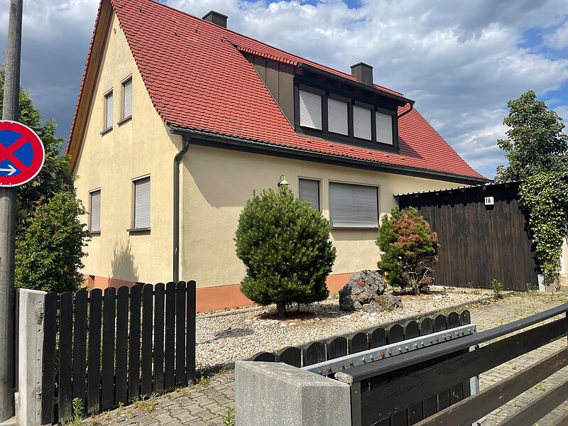 Auch das fast hundert Jahre alt Wohnhaus in der Konrad-Adenauer-Straße im Eckentaler Ortsteil Büg kommt unter den Hammer.