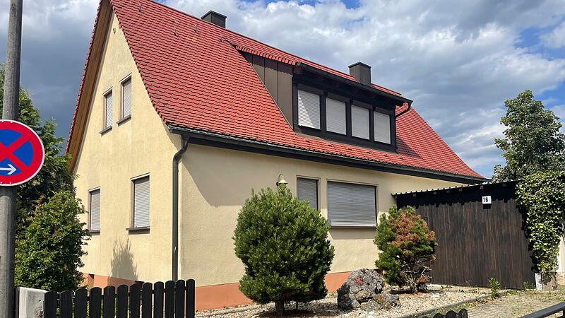 Auch das fast hundert Jahre alt Wohnhaus in der Konrad-Adenauer-Straße im Eckentaler Ortsteil Büg kommt unter den Hammer.