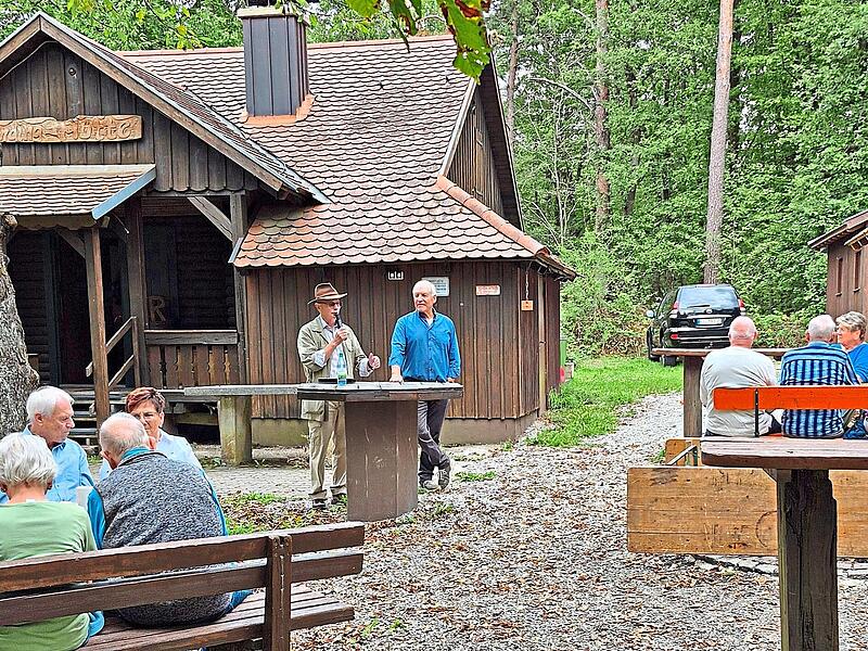 Gotthard Schlereth (links) informiert über die Geschichte der Hundinghütte. Herbert Schmid Gotthard Schlereth (links) informiert über die Geschichte der Hundinghütte. Herbert Schmid