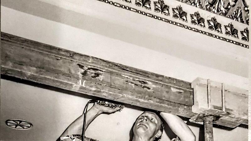 Wenige Tage nach der &bdquo;Rocky Horror&ldquo;-Premiere mussten Handwerker in einer Not-Operation St&uuml;tzstangen im Landestheater anbringen &ndash; die Statik war dem rhythmischen Trampeln der Fans nicht gewachsen gewesen.