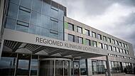 Der Schriftzug Regiomed wird bald am Klinikum in Lichtenfels verschwinden.