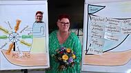 Ellen Erhard steuert jetzt als Kapitänin das Schiff MS HAB. Die Kolleginnen und Kollegen dekorierten den Segler mit Eigenschaften, die sie der Rektorin zuschreiben. Aber auch die Pflichten sind in das „Bordbuch“ eingetragen.
