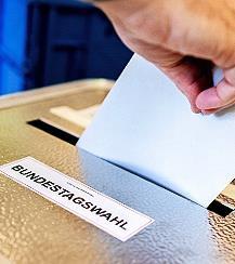 Ein Wähler wirft seinen Stimmzettel in eine Wahlurne. Ein Wähler wirft seinen Stimmzettel in eine Wahlurne.