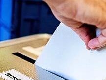 Ein Wähler wirft seinen Stimmzettel in eine Wahlurne.