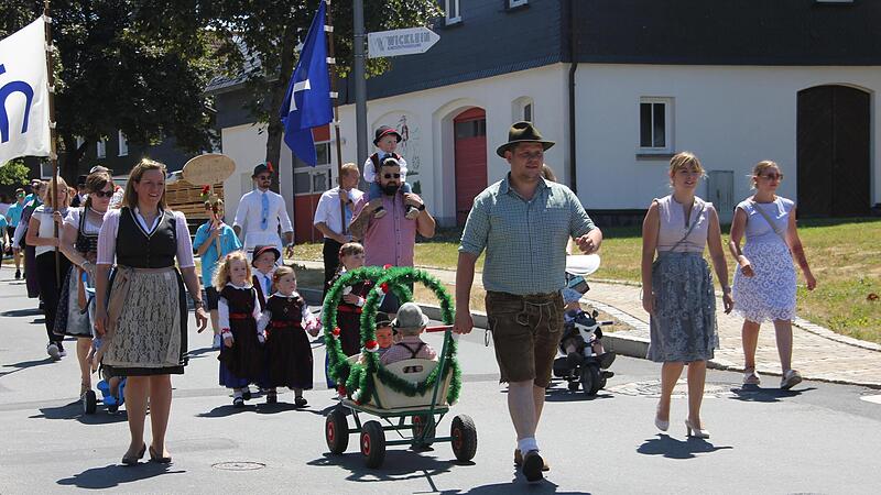 Auch der Nachwuchs war beim Festumzug mit dabei.