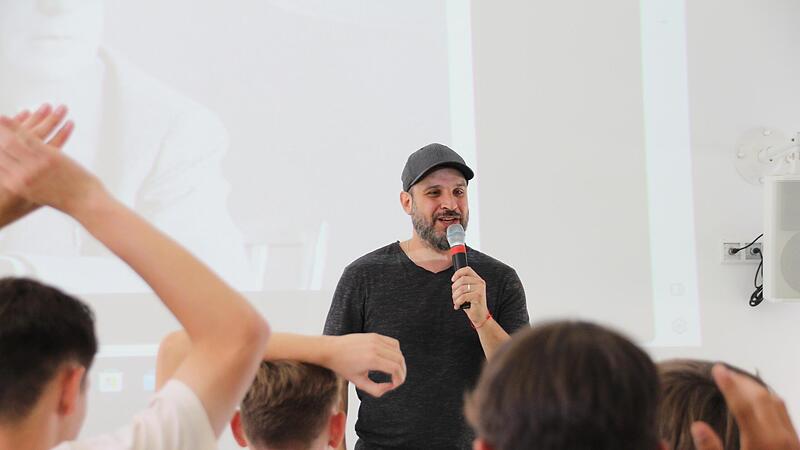 Jonathan Kalmanovich erzählt den Zehntklässlern des Arnold-Gymnasiums von seinen Erfahrungen mit Antisemitismus.