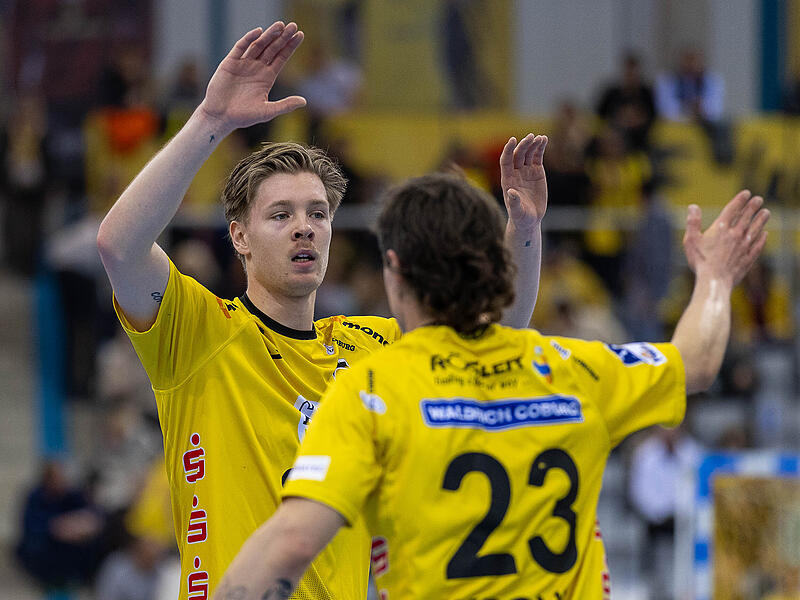 Jesper Schmidt und Jannes Krone dürfen sich abklatschen: Der HSC Coburg hat gegen Ludwigshafen einen deutlichen Sieg gefeiert.