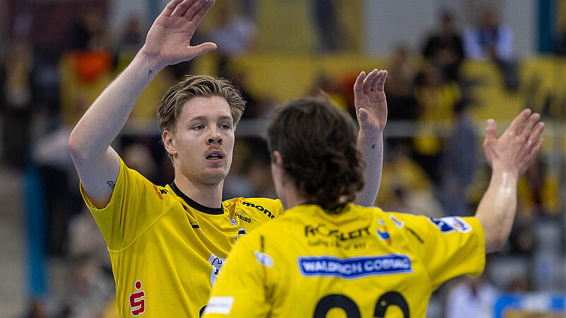 Jesper Schmidt und Jannes Krone dürfen sich abklatschen: Der HSC Coburg hat gegen Ludwigshafen einen deutlichen Sieg gefeiert.