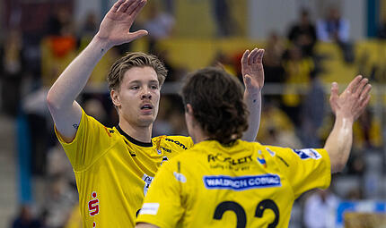 Jesper Schmidt und Jannes Krone d&uuml;rfen sich abklatschen: Sie hatten ihren Anteil am HSC-Sieg in Dessau.