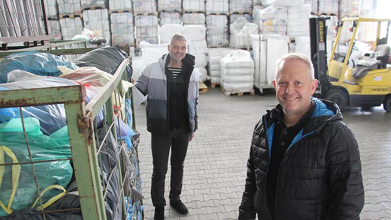 In der Halle von Gerrit Hoppe (r.) in Adelsdorf werden Altkleider aus der ganzen Region angeliefert. Hoppe arbeitet eng mit Michael Thiem (l.) von der Laufer M&uuml;hle zusammen.