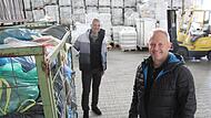 In der Halle von Gerrit Hoppe (r.) in Adelsdorf werden Altkleider aus der ganzen Region angeliefert. Hoppe arbeitet eng mit Michael Thiem (l.) von der Laufer Mühle zusammen.