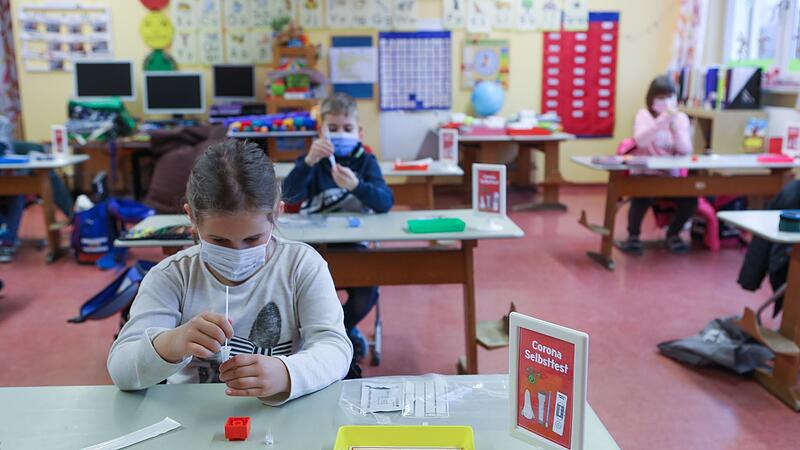 Die Zweitkl&auml;ssler der Grundschule in G&ouml;&szlig;weinstein haben sich am Montag selbst mit einem Corona-Selbsttest getestet.Forchheim & Fr&auml;nkische Schweiz