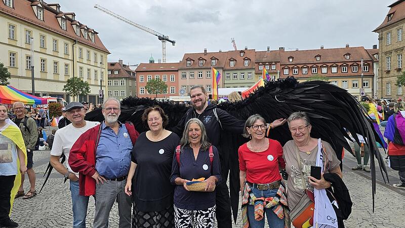 Die OMAS GEGEN RECHTS sind eine deutschlandweite Bewegung von engagierten Senioren, die sich gegen Rassismus, Rechtsextremismus und jegliche Form von Diskriminierung einsetzt. Mit ihrer unermüdlichen Arbeit leisten sie einen entscheidenden Beitrag zur Aufklärung und zum gesellschaftlichen Zusammenhalt.