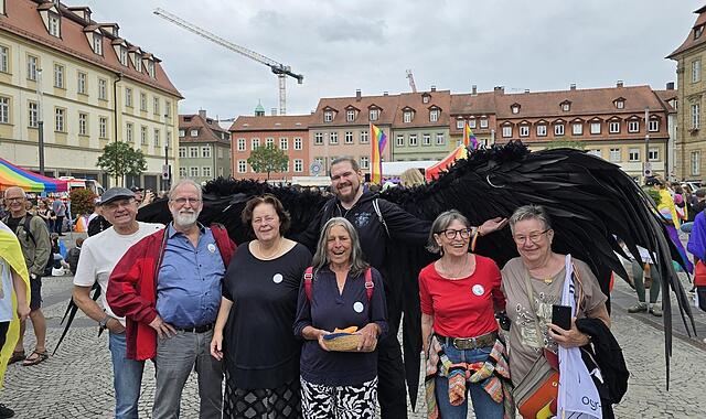 Die OMAS GEGEN RECHTS sind eine deutschlandweite Bewegung von engagierten Senioren, die sich gegen Rassismus, Rechtsextremismus und jegliche Form von Diskriminierung einsetzt. Mit ihrer unermüdlichen Arbeit leisten sie einen entscheidenden Beitrag zur Aufklärung und zum gesellschaftlichen Zusammenhalt.