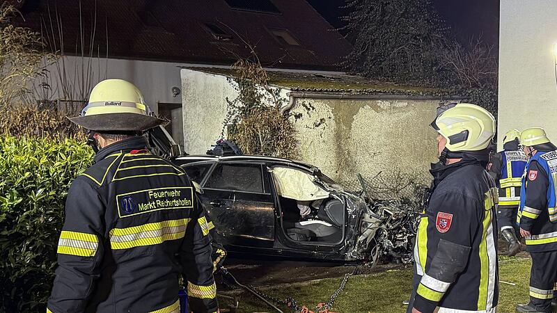 Auto &uuml;berschl&auml;gt sich bei Hohenwart &ndash; Fahrer in Lebensgefahr