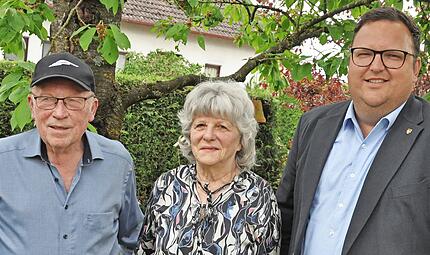 Manfred und Rita Hömerlein feierten Diamanthochzeit. Es gratulierte Bürgermeister Alexander Bergmann (re.). Manfred und Rita Hömerlein feierten Diamanthochzeit. Es gratulierte Bürgermeister Alexander Bergmann (re.).