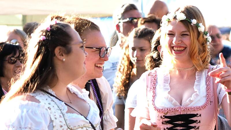 Lea, Lena und Victoria (von rechts) rocken mit OPA den Schlossplatz am Freitagabend. Lea, Lena und Victoria (von rechts) rocken mit OPA den Schlossplatz am Freitagabend.