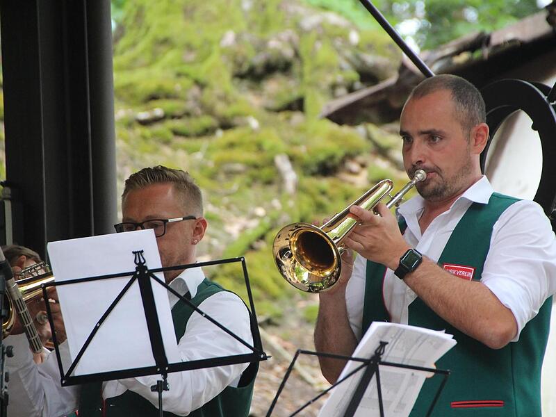 Auch die Musik trotzt dem Regen: Hier die Pinzberger Musikanten mit viele Liebe zu B&ouml;hmen.Forchheim & Fr&auml;nkische Schweiz