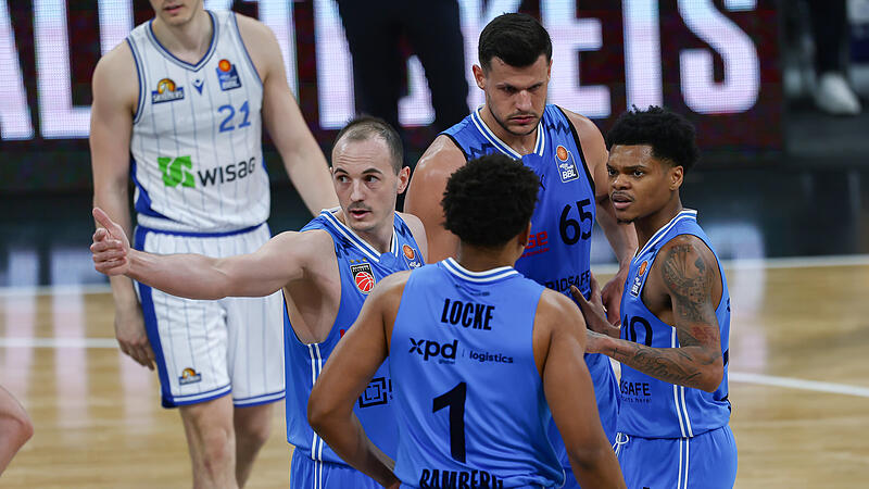 Karsten Tadda, Noah Locke, Filip Stanic und Ronaldo Segu (von links) im Austausch. Wie haben sich die einzelnen Bamberger Akteure beim 92:85-Sieg gegen Frankfurt geschlagen?