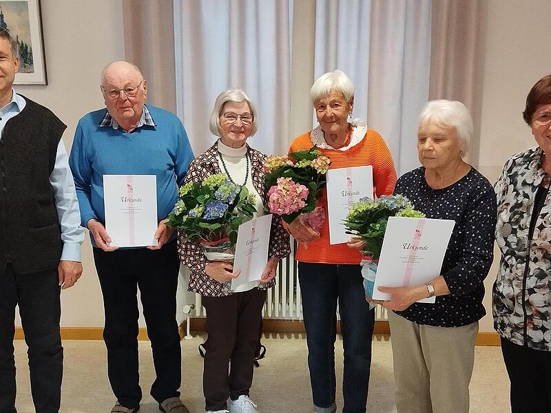 Bei den Ehrungen: Pr&auml;ses Norbert Zettelmeier, Horst Smola, Rita Smola, Helene Krines, Theresia Schenk und Vorsitzende Marliese L&ouml;ser.