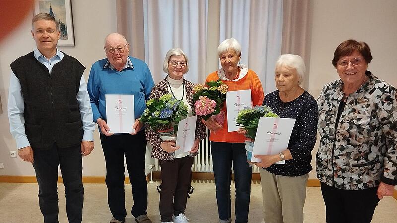 Bei den Ehrungen: Pr&auml;ses Norbert Zettelmeier, Horst Smola, Rita Smola, Helene Krines, Theresia Schenk und Vorsitzende Marliese L&ouml;ser.